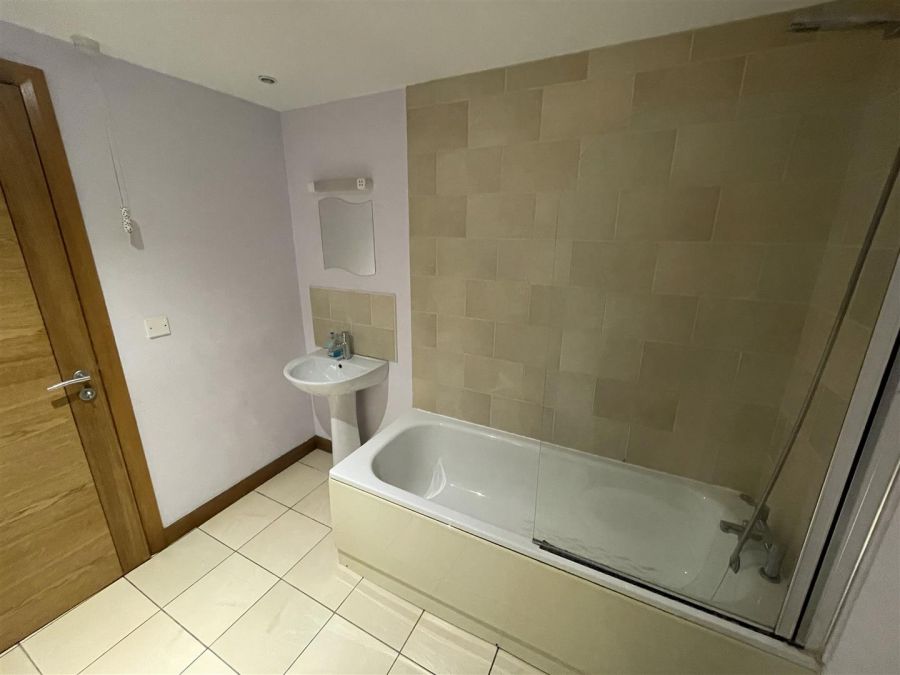 Apt 5, 230 Malone Road