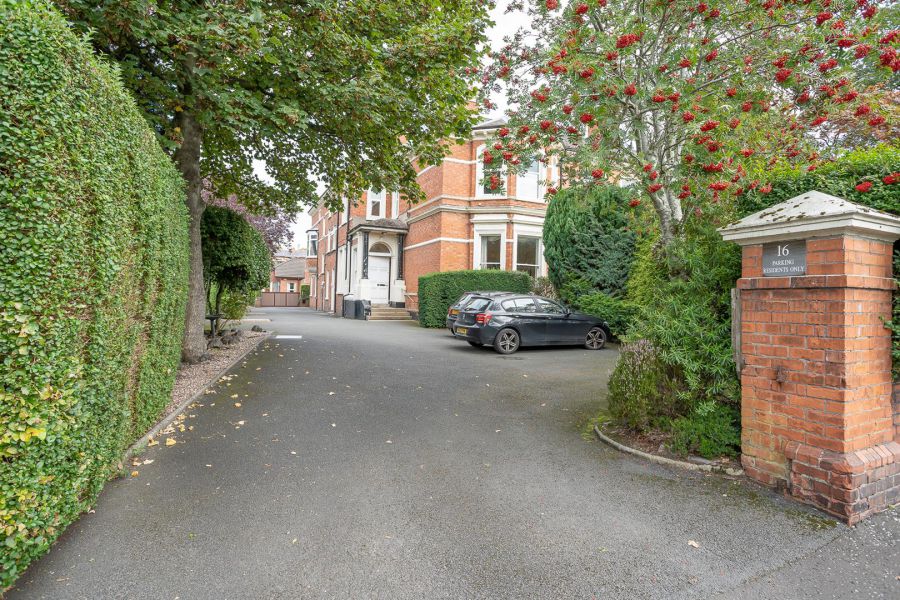 Apt 5, 16 Derryvolgie Avenue