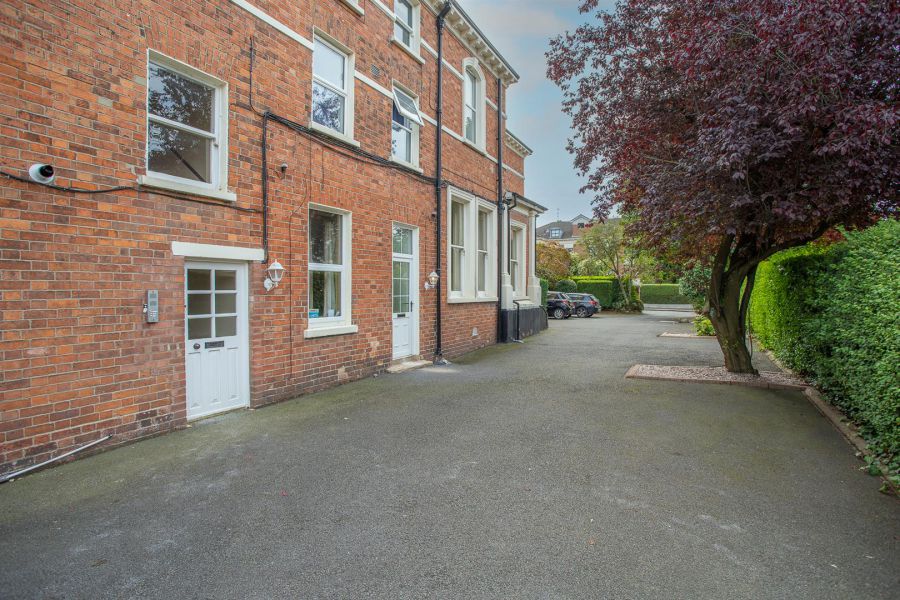 Apt 5, 16 Derryvolgie Avenue