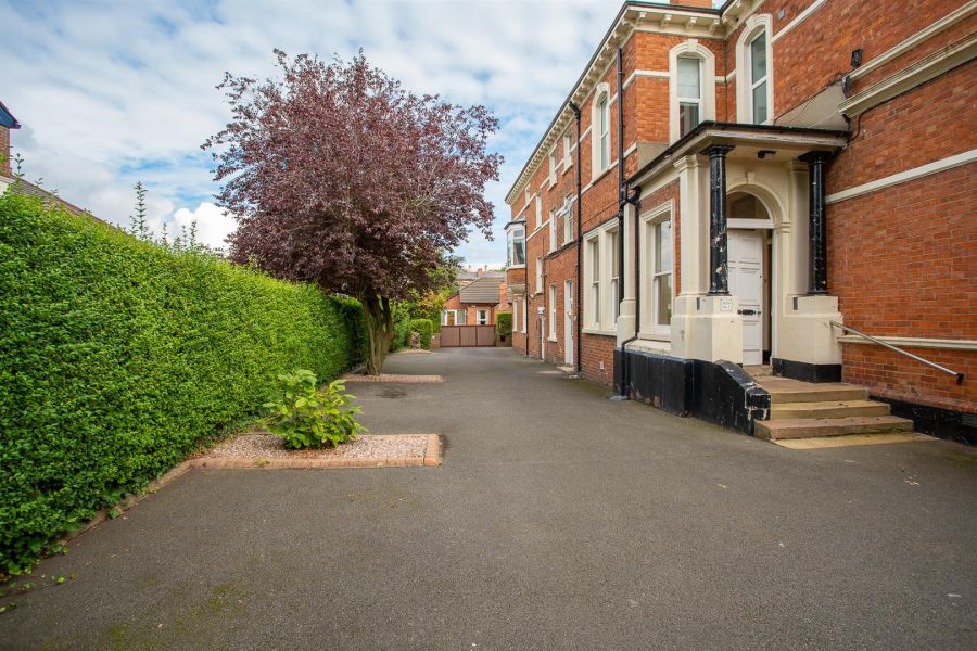 Apt 5, 16 Derryvolgie Avenue