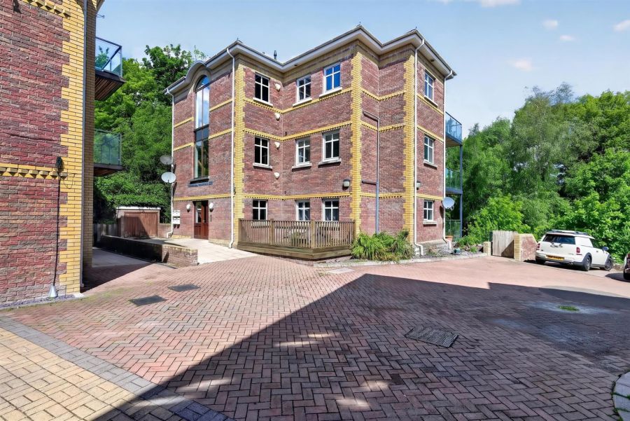 41 Glenburn Manor