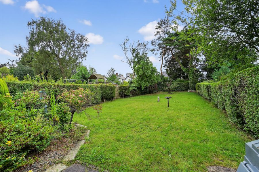 27 Priory Park