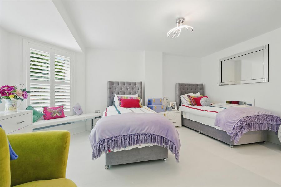 16a Myrtlefield Park
