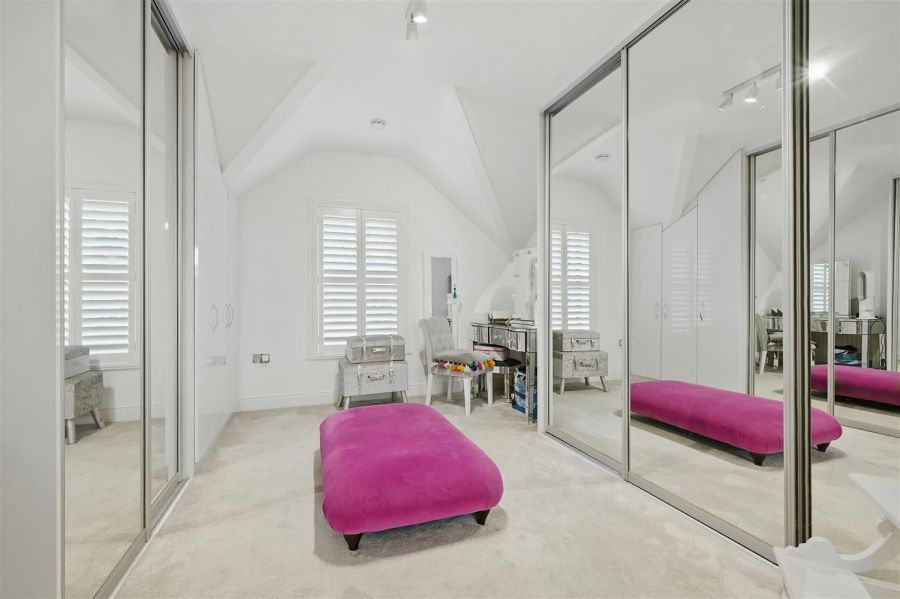 16a Myrtlefield Park