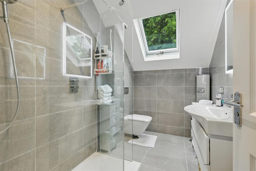 16a Myrtlefield Park