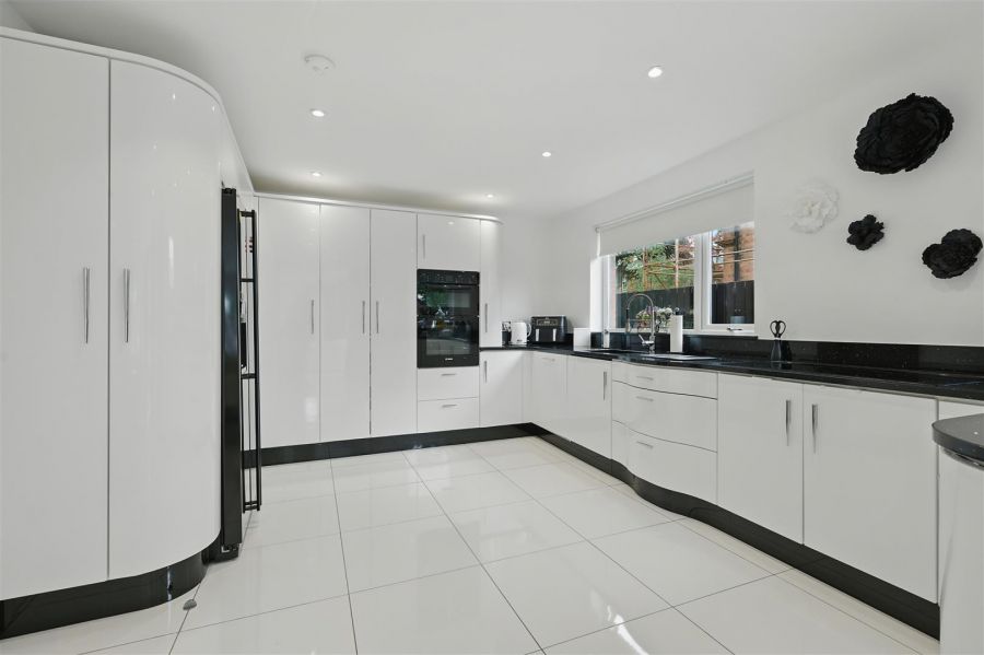16a Myrtlefield Park