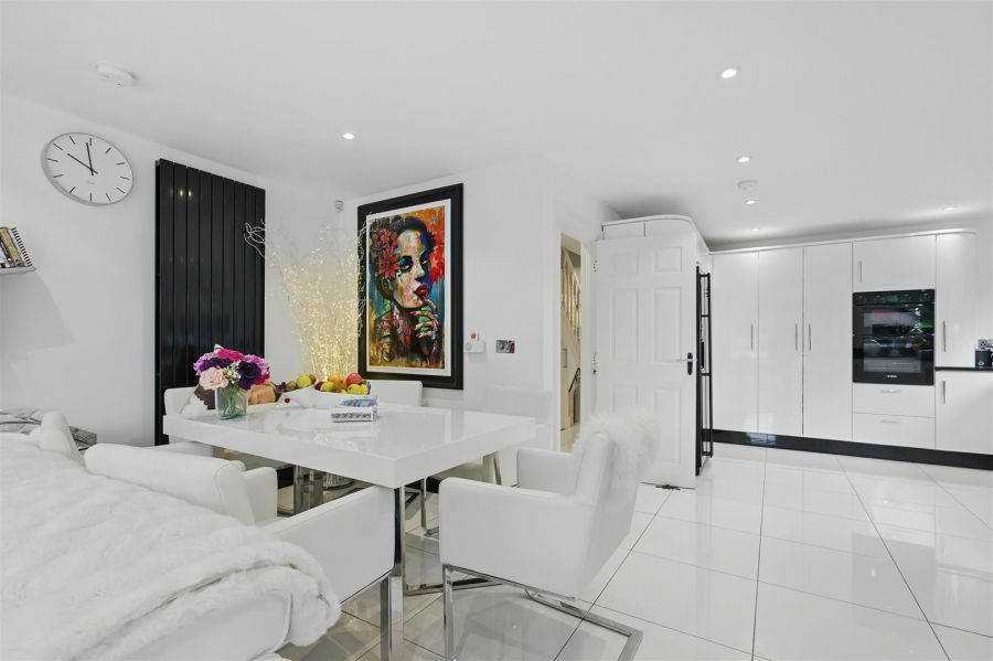 16a Myrtlefield Park