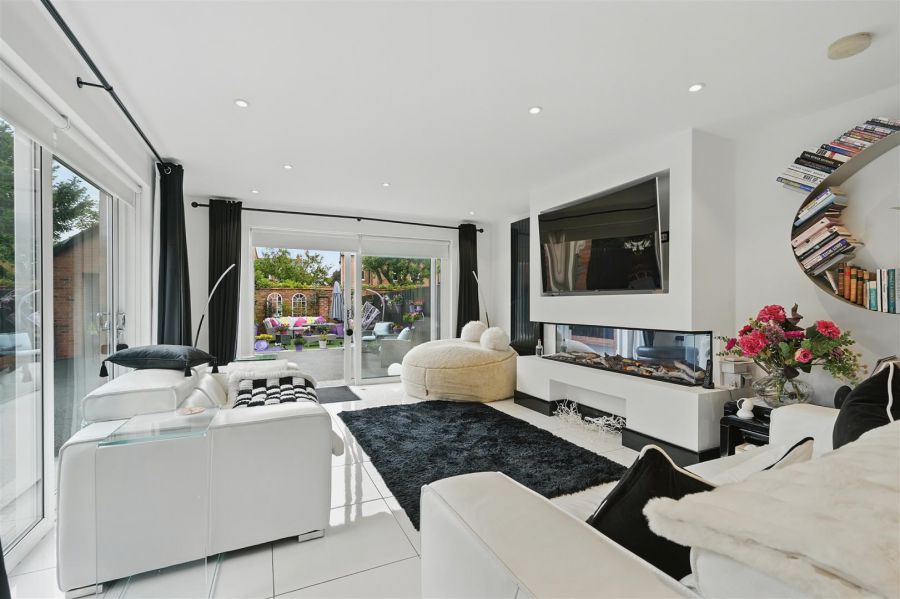 16a Myrtlefield Park