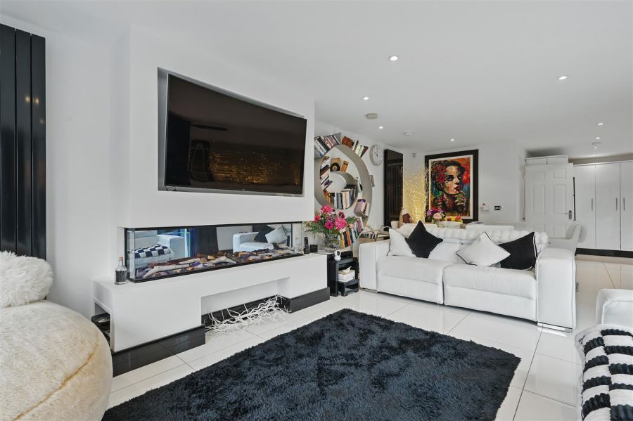 16a Myrtlefield Park