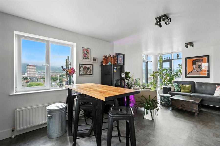 Apt 807 College Central, 4 College Avenue
