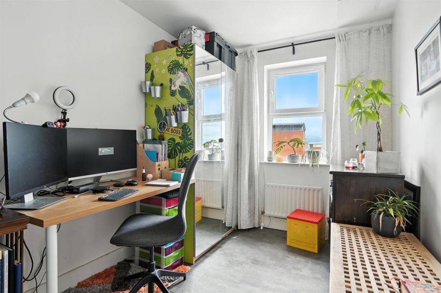 Apt 807 College Central, 4 College Avenue