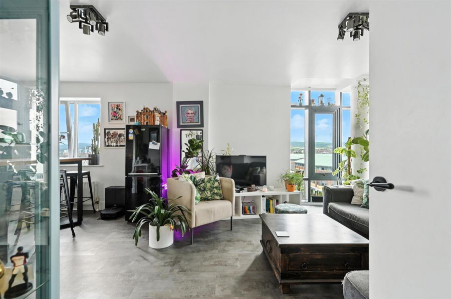 Apt 807 College Central, 4 College Avenue