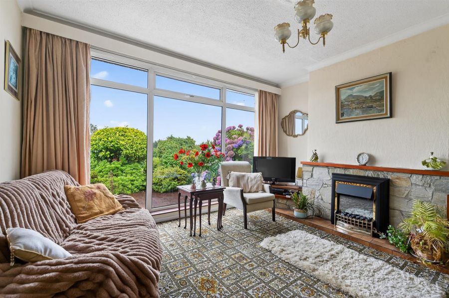 7 Clonmore Park