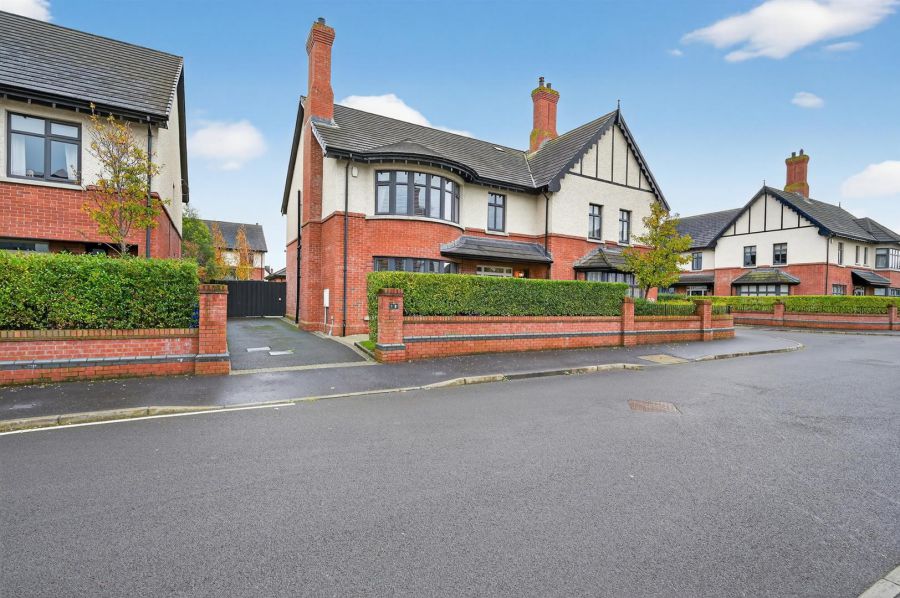 16 Harberton Crescent