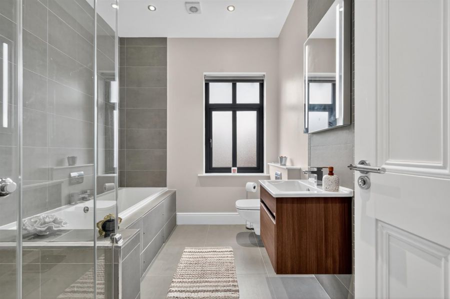 16 Harberton Crescent