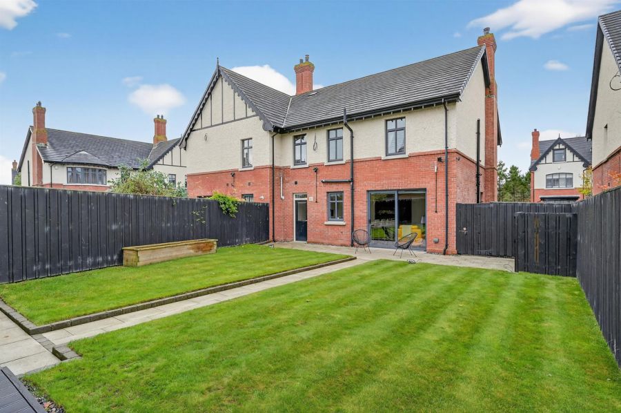 16 Harberton Crescent