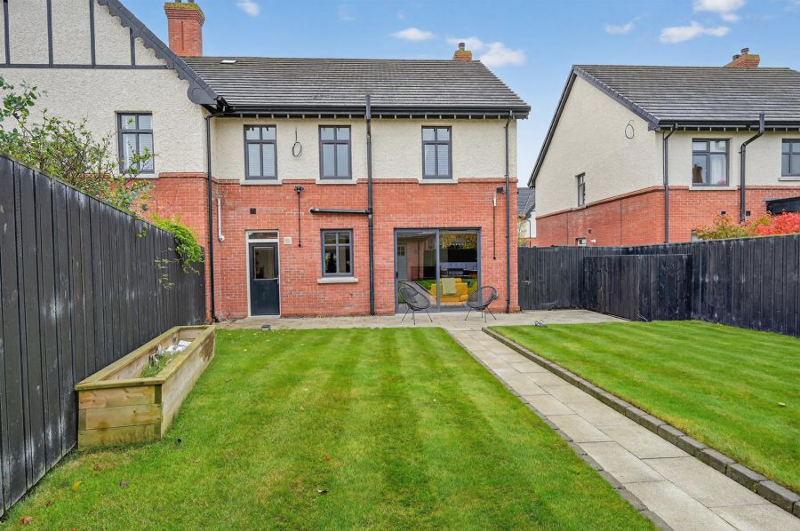 16 Harberton Crescent