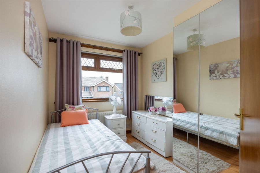 16 Glennor Crescent