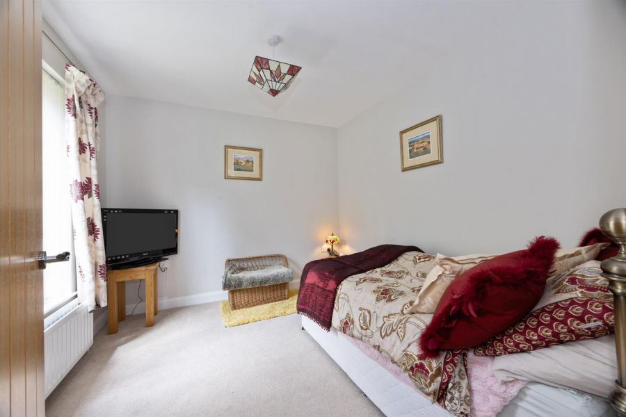 1b Rowallane Close