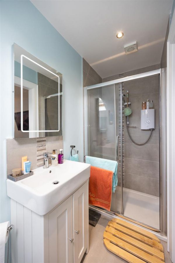1b Rowallane Close