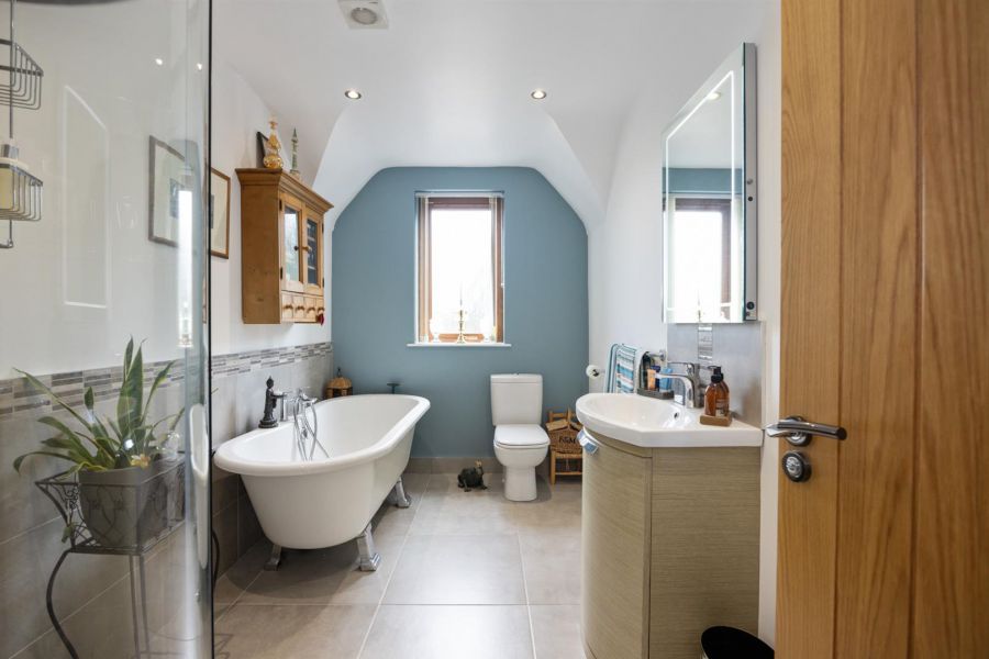 1b Rowallane Close
