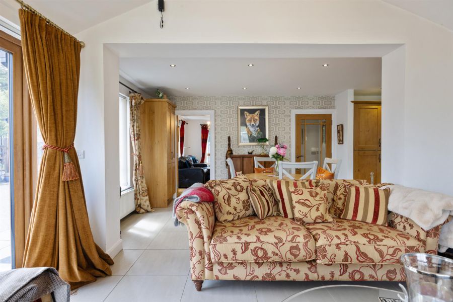 1b Rowallane Close