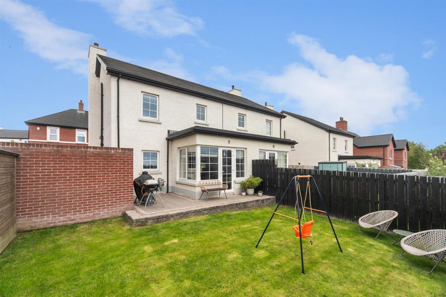 39 Fairfields Manor