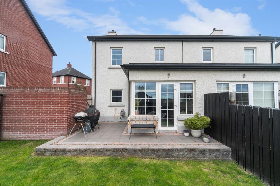 39 Fairfields Manor