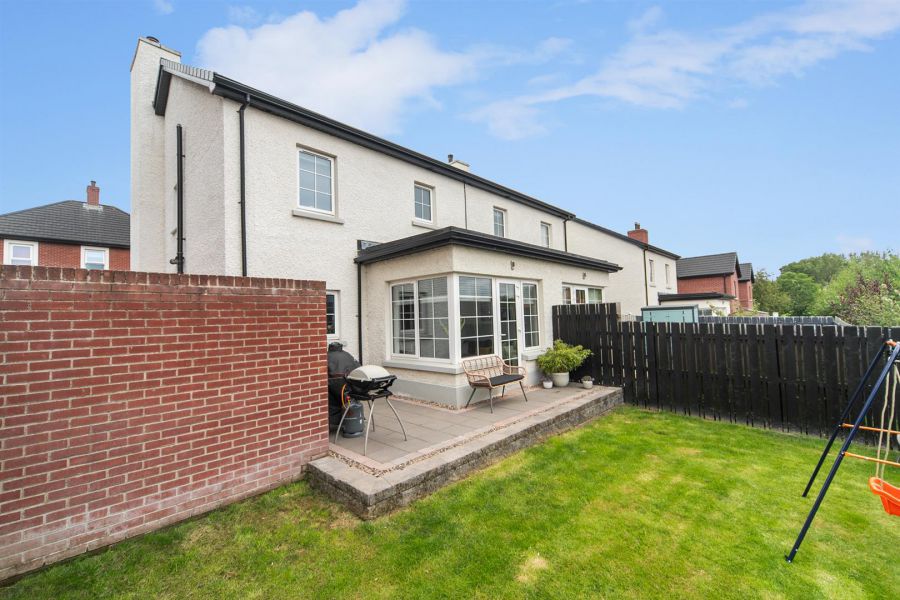 39 Fairfields Manor