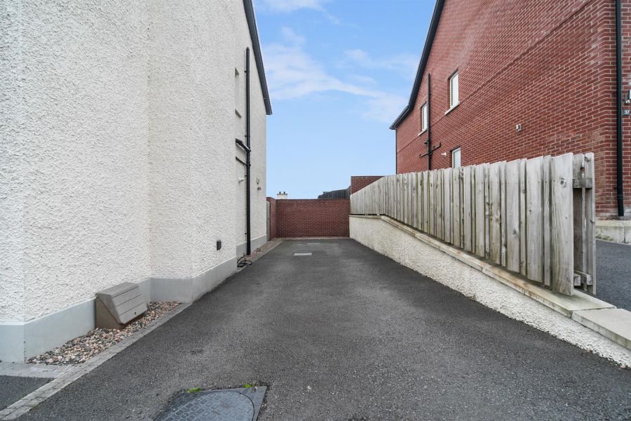 39 Fairfields Manor