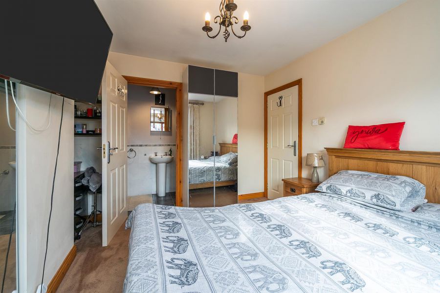 17 Burn Brae Mews