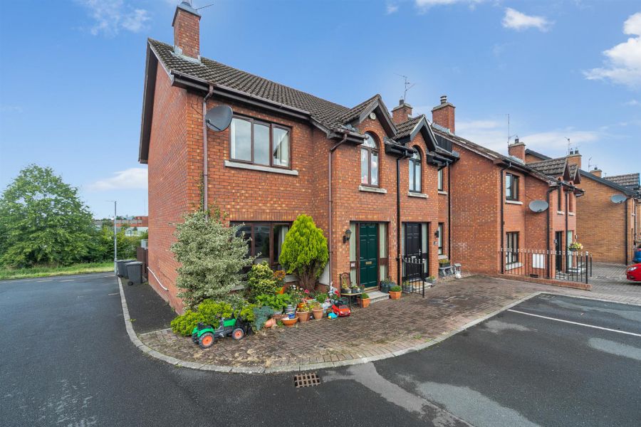 17 Burn Brae Mews