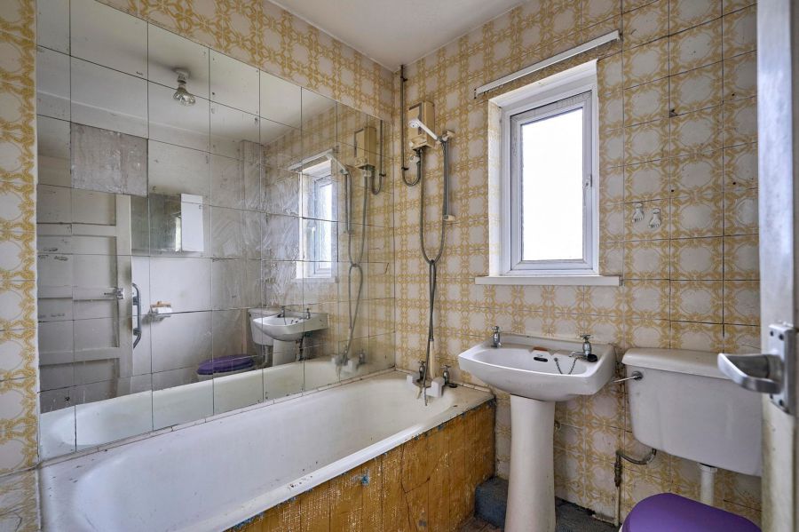 49 Grovehill Gardens