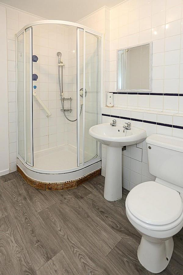 2 Lyndhurst Court