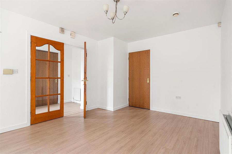 20a Woodrow Gardens