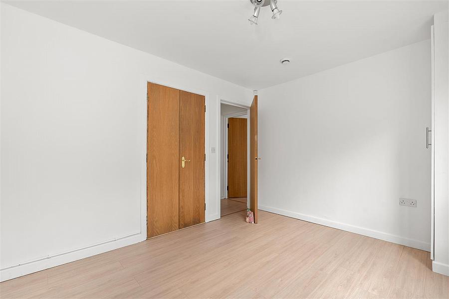 20a Woodrow Gardens