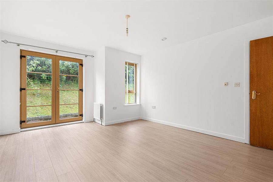 20a Woodrow Gardens