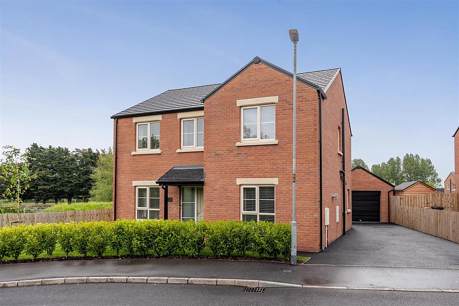 8 Castlelodge Gardens