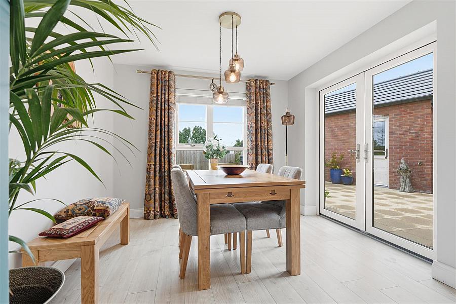 8 Castlelodge Gardens