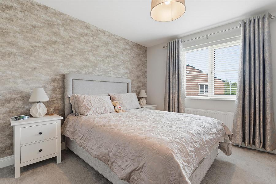 8 Castlelodge Gardens