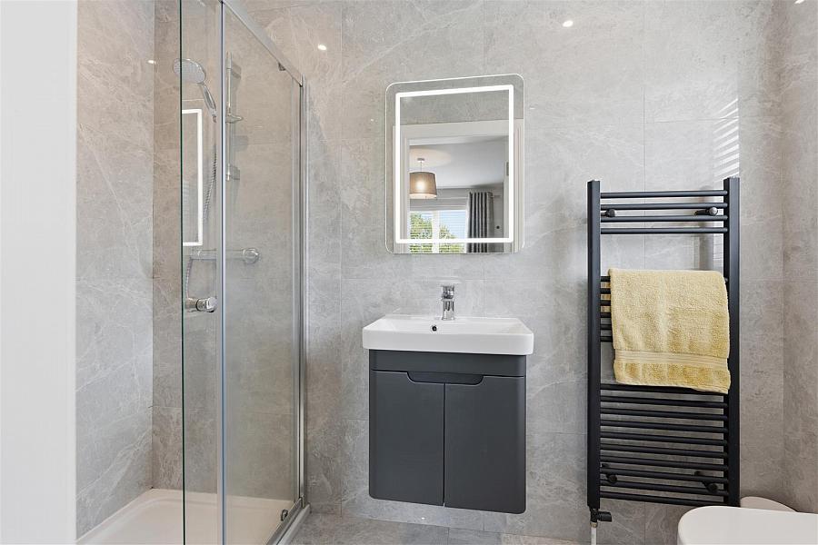 8 Castlelodge Gardens