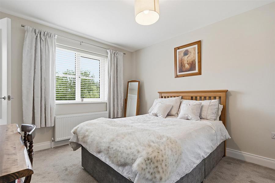 8 Castlelodge Gardens