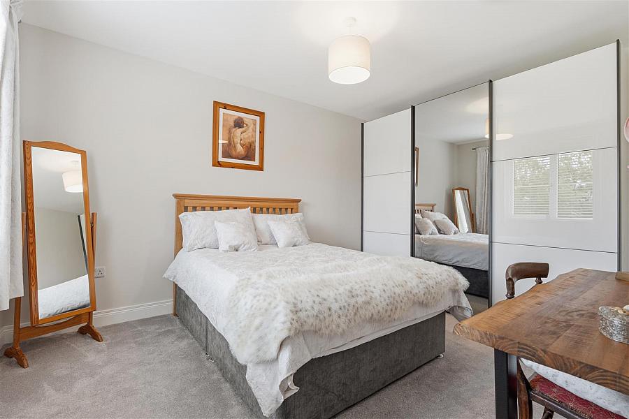 8 Castlelodge Gardens