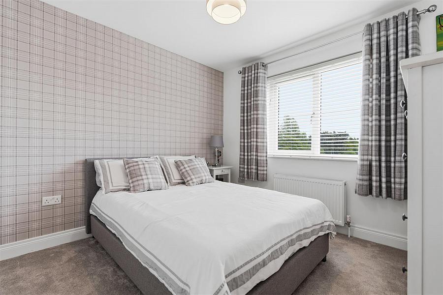 8 Castlelodge Gardens