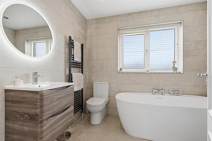 8 Castlelodge Gardens