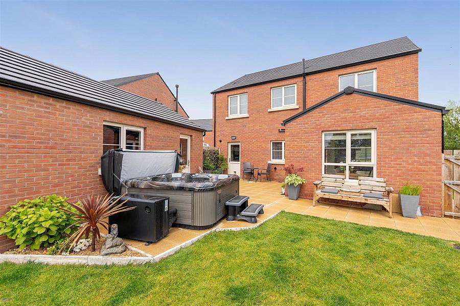8 Castlelodge Gardens