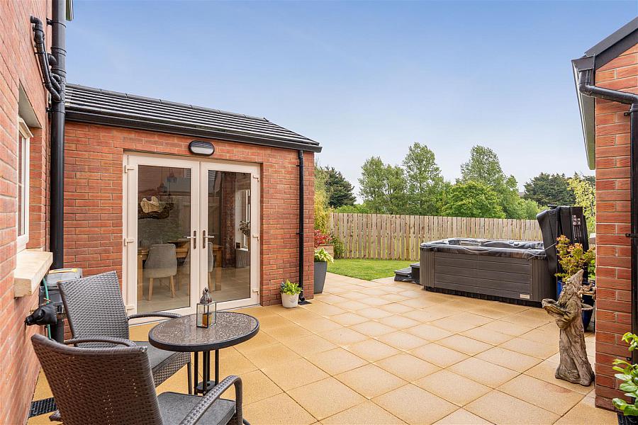 8 Castlelodge Gardens