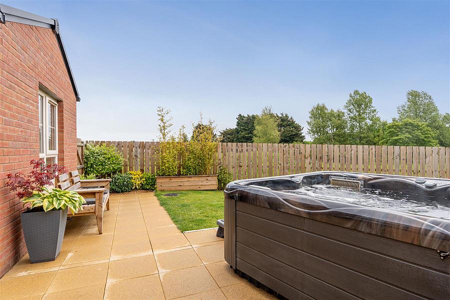 8 Castlelodge Gardens