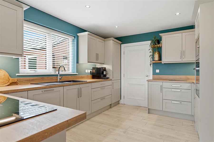 8 Castlelodge Gardens