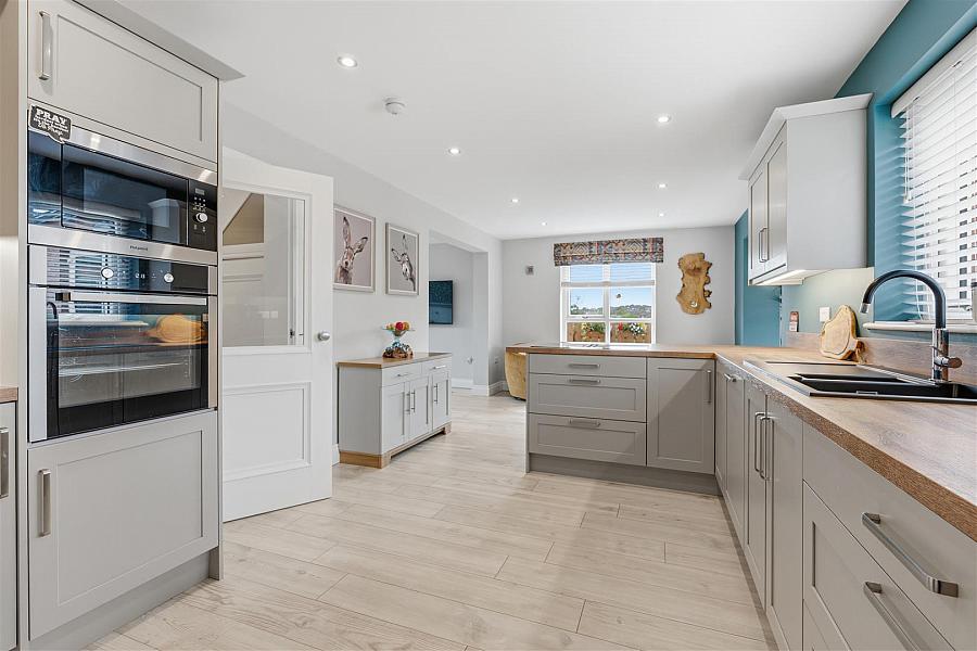 8 Castlelodge Gardens